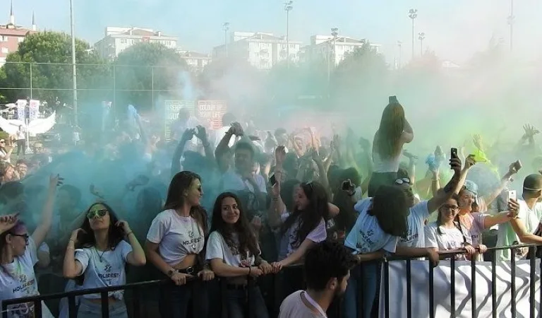 Çanakkale HoliFest ile Renklere Boyandı